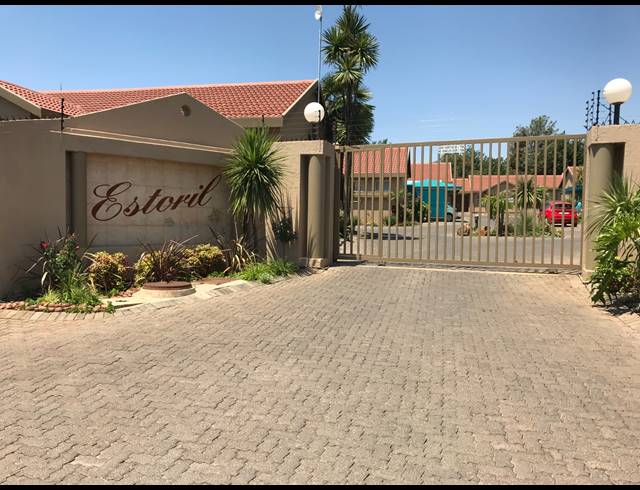 2 BEDROOM TOWNHOUSE FOR SALE IN VANDERBIJLPARK SE 3